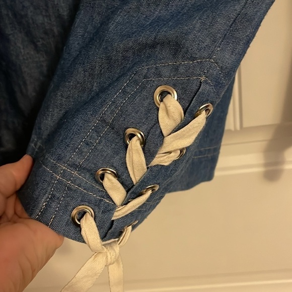 Women’s size medium KORI AMERICA long Bell sleeve denim top V-neck. Side lace - Picture 8 of 9